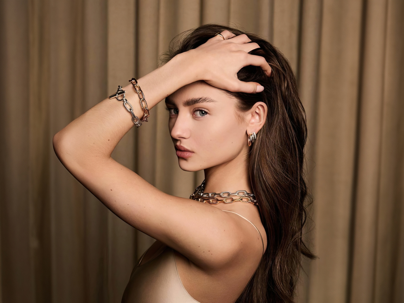 Модель Лени Олуми Клум  с руками в волосах