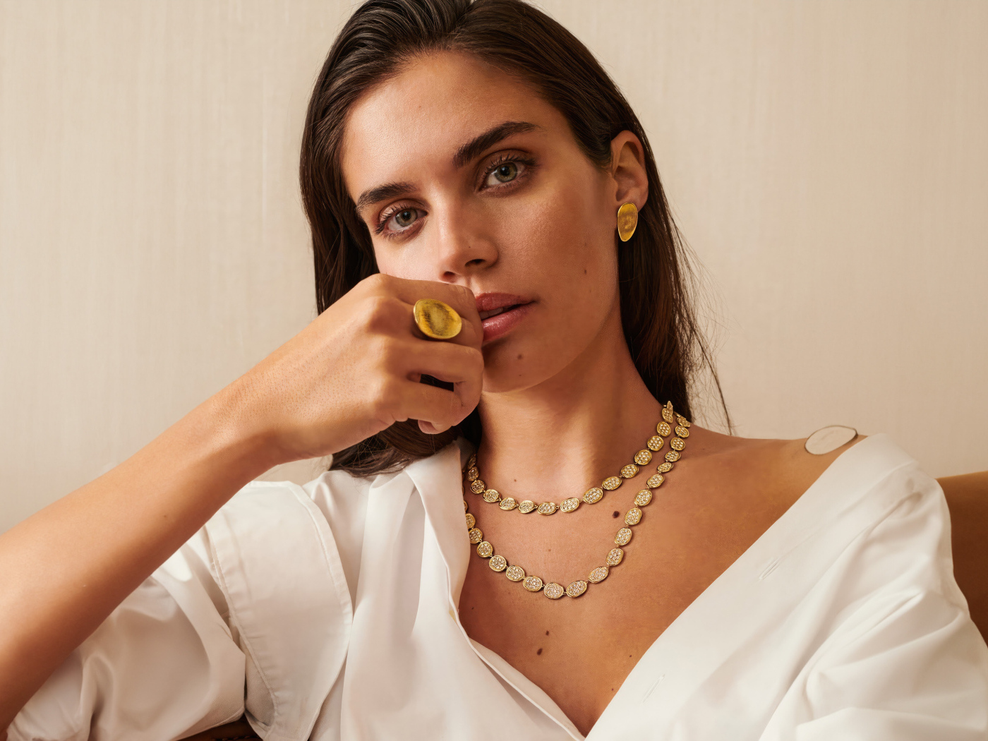 Молодая португальская модель Сара Сампайо в белом наряде