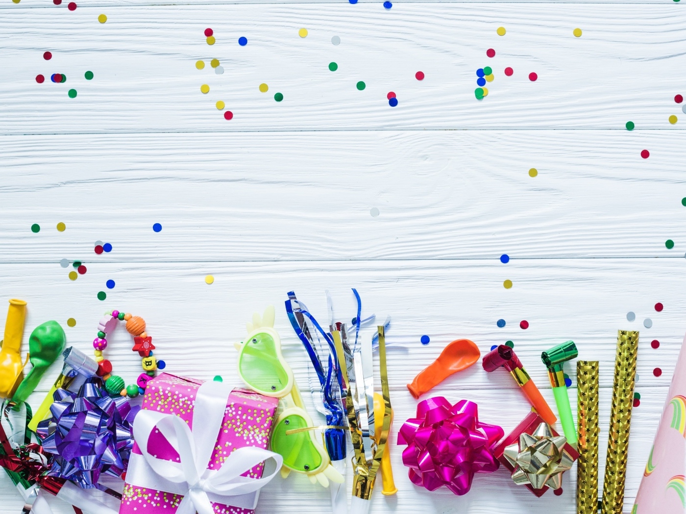 Атрибуты для дня рождения на белом фоне