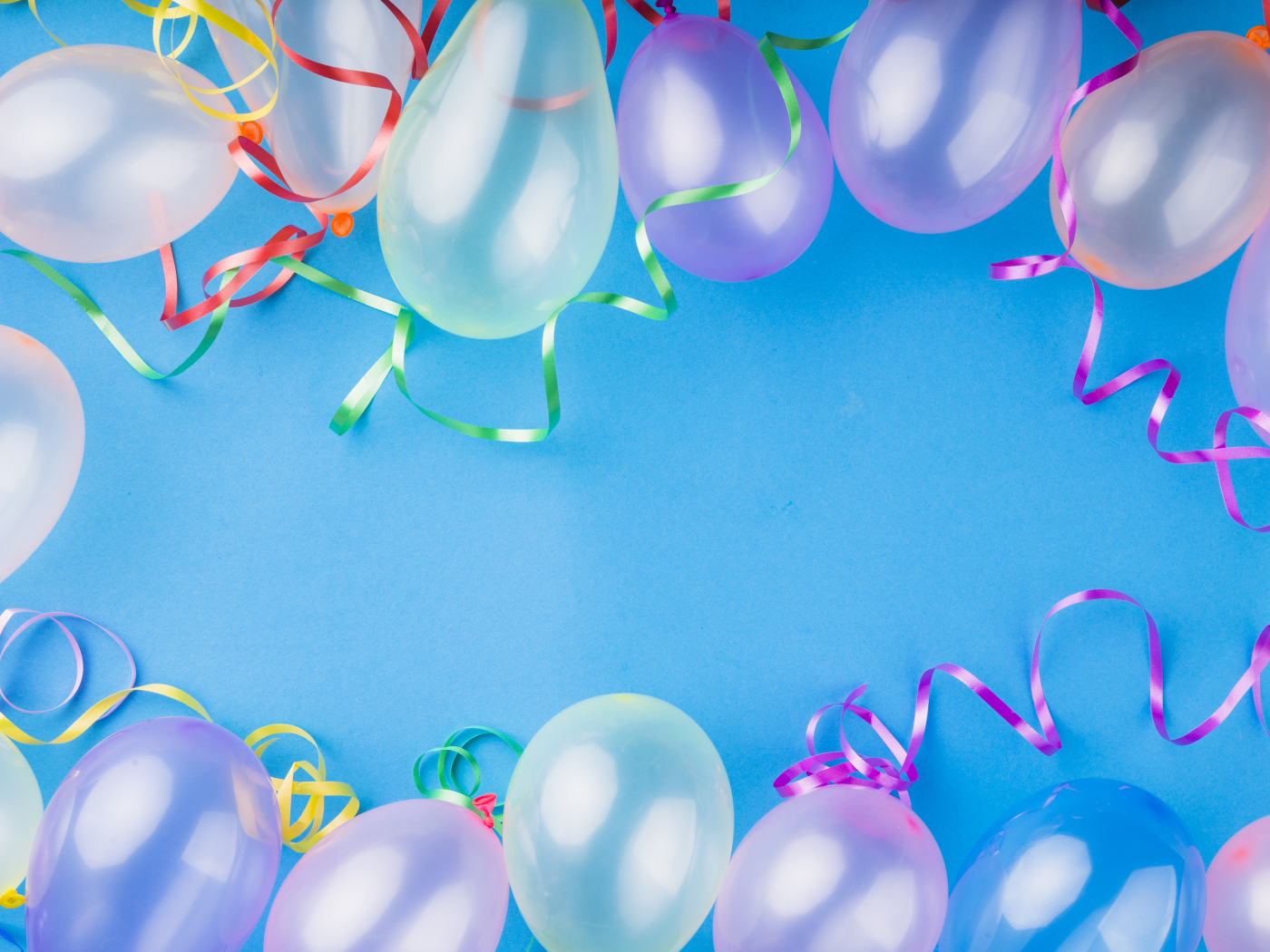 Надувные шарики на голубом фоне