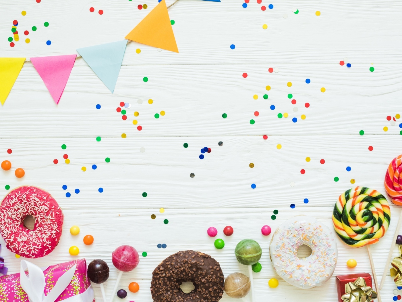 Белый фон с флажками и сладостями на день рождения