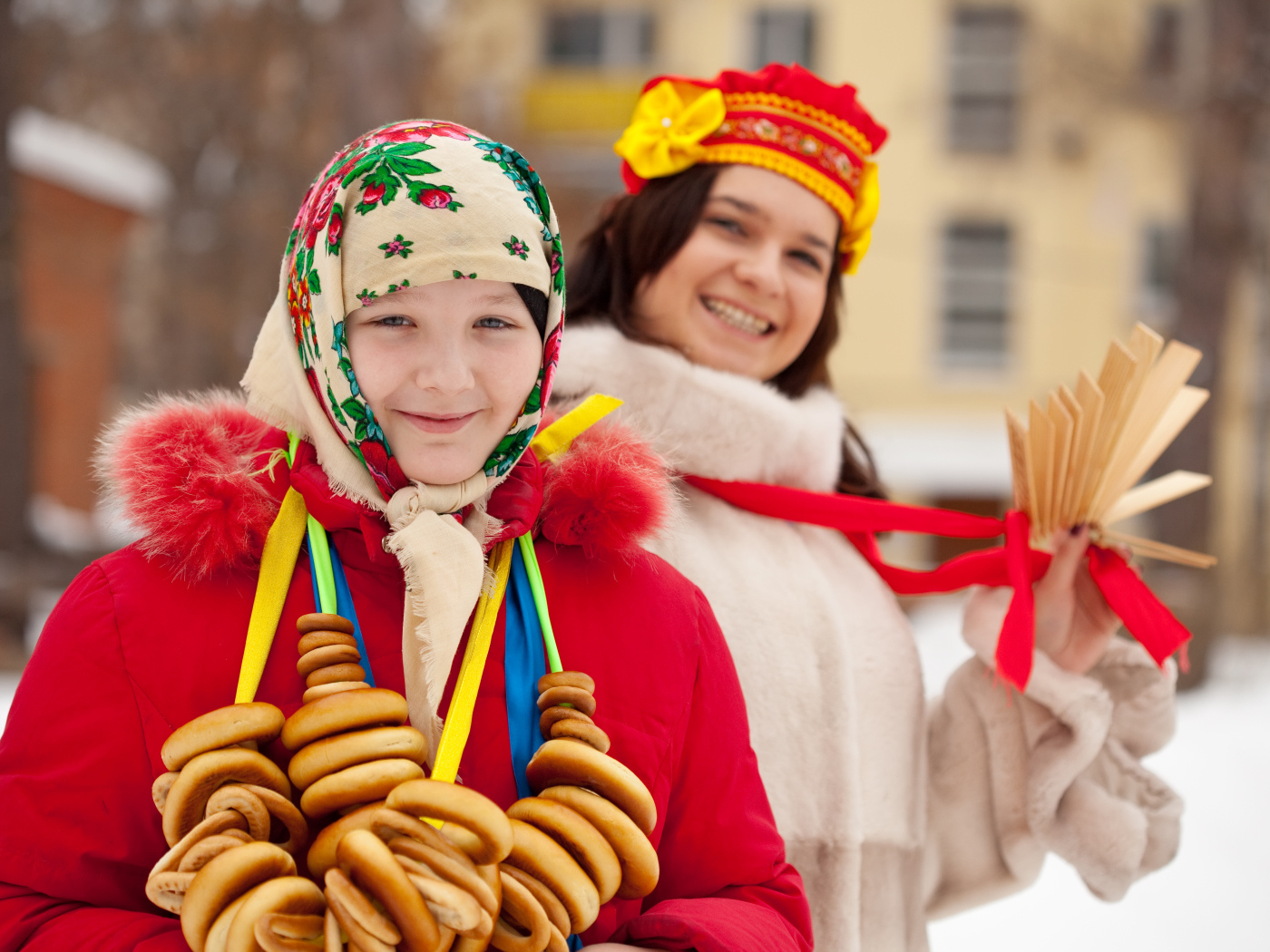 Девочка в с баранками на праздник Масленица 2024