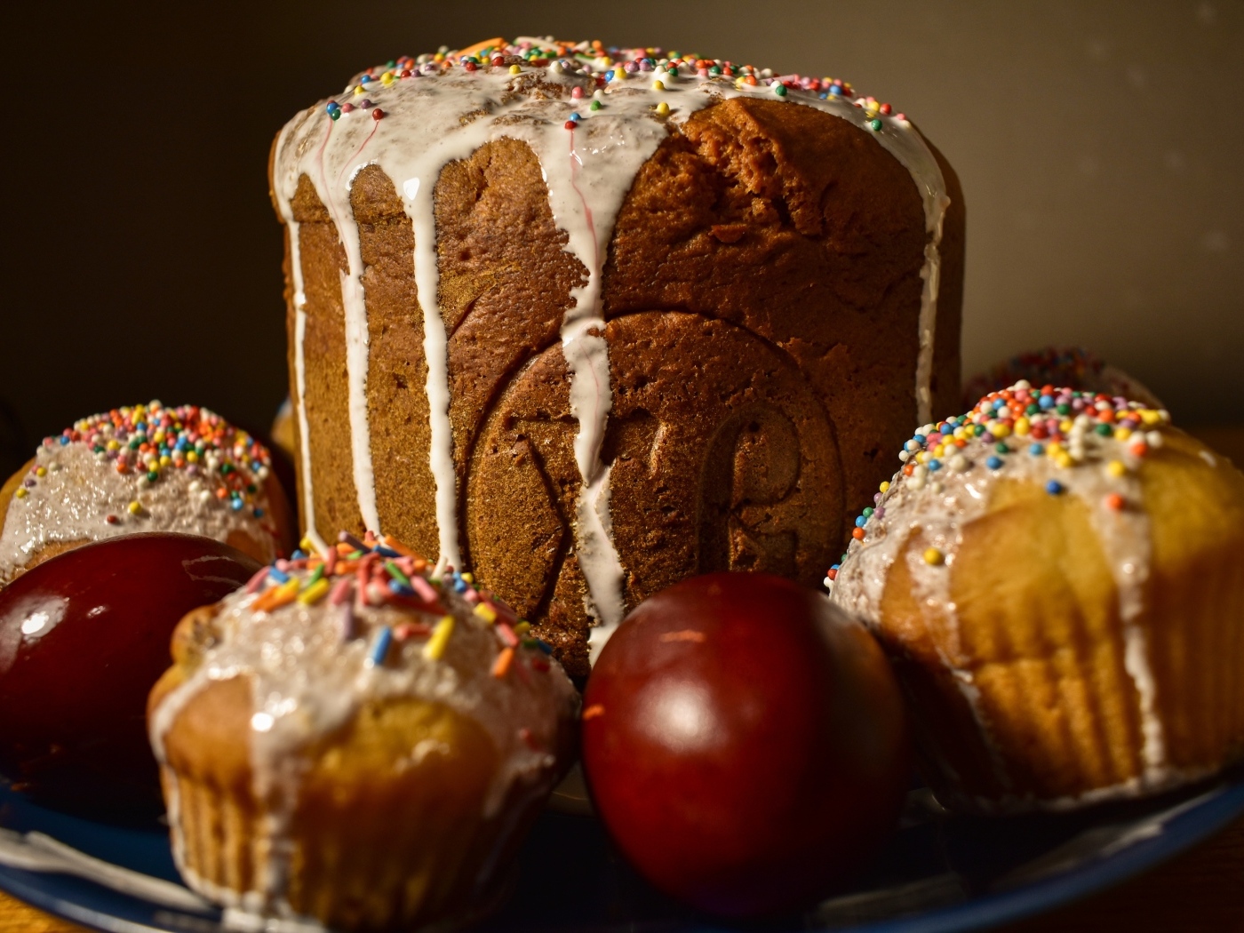 Пасхальные куличи с кексами и крашеными яйцами