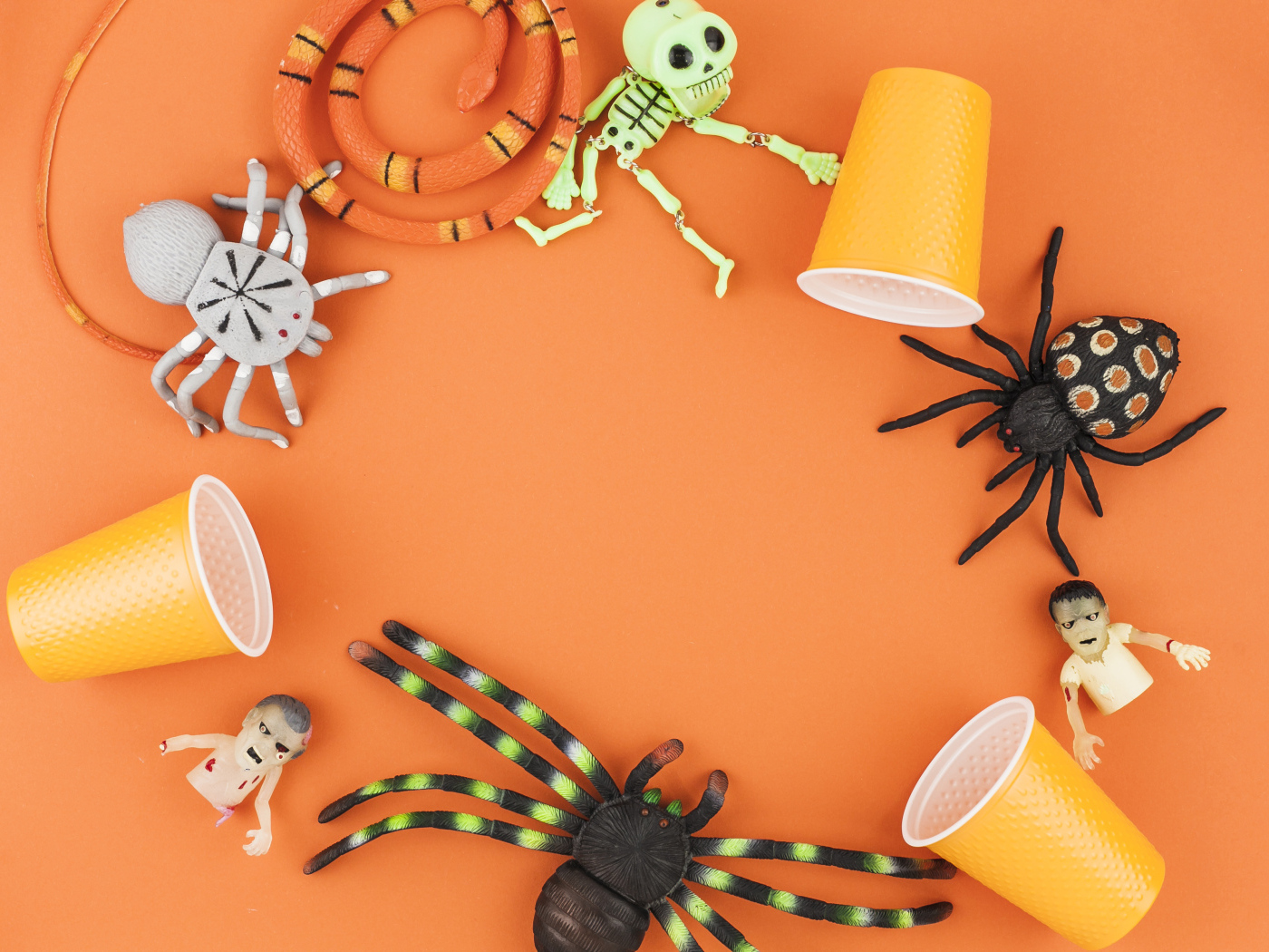 Игрушки на Хэллоуин на оранжевом фоне
