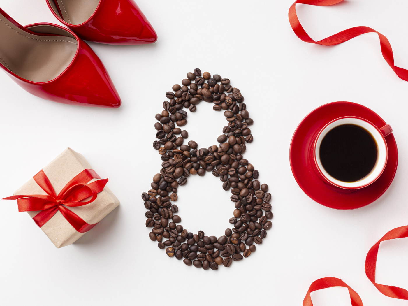 Цифра восемь из кофейных зерен на белом фоне с подарком, туфлями и чашкой кофе