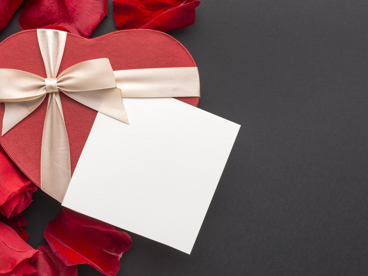 Подарок и цветы на сером фоне, шаблон поздравительной открытки