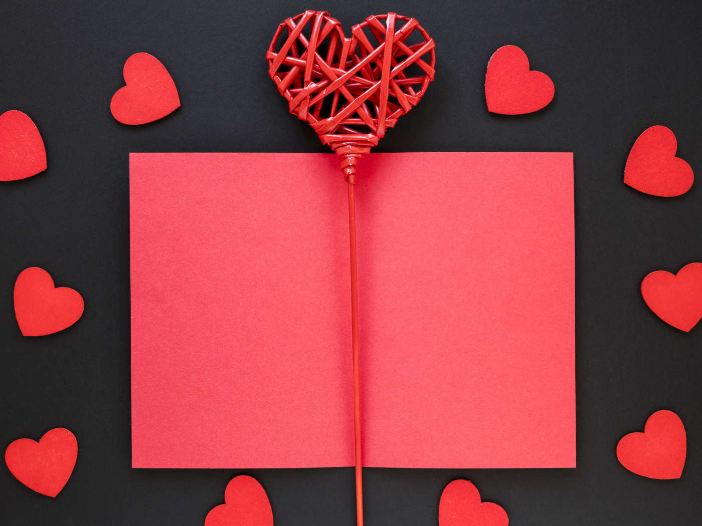 Сердечки и лист бумаги, шаблон открытки на День Святого Валентина