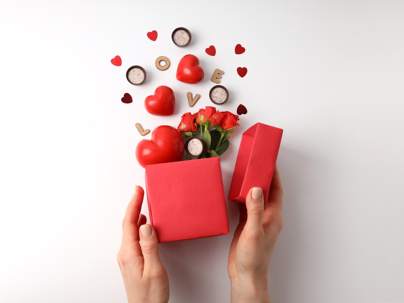 Коробка с цветами и сердечками на День Святого Валентина