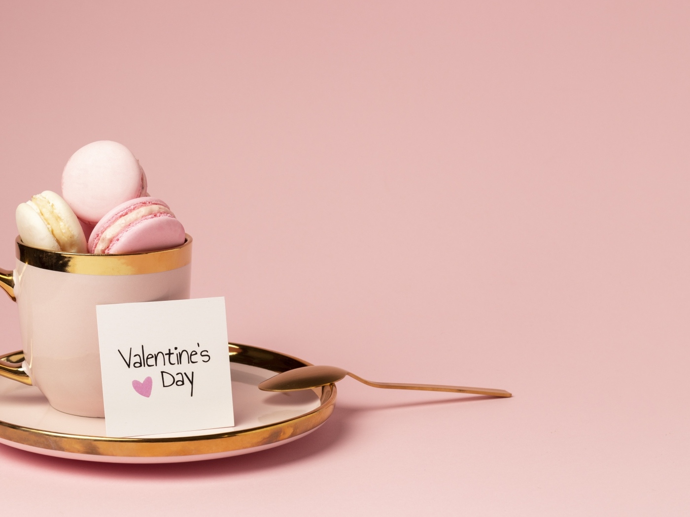 Кружка с десертом макарон на день Святого Валентина