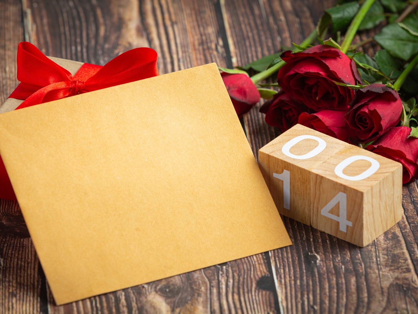 Шаблон открытки с розами на День Святого Валентина 14 февраля