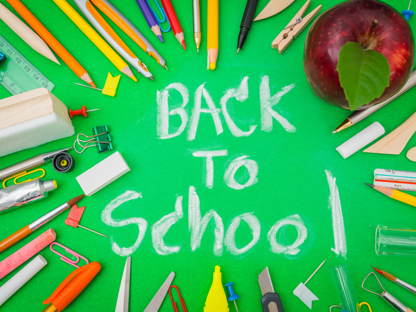 Надпись пора в школу на зеленом фоне с канцелярскими предметами
