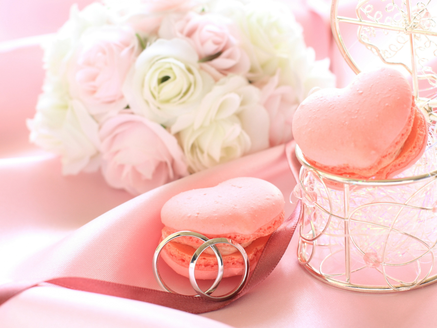 Обручальные кольца с букетом невесты и угощением 