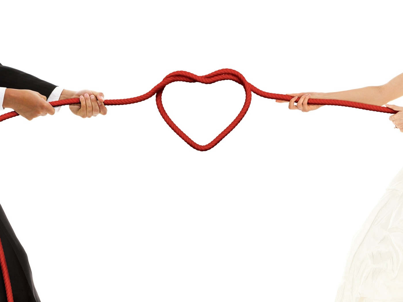 Пара тянет узел в форме сердца