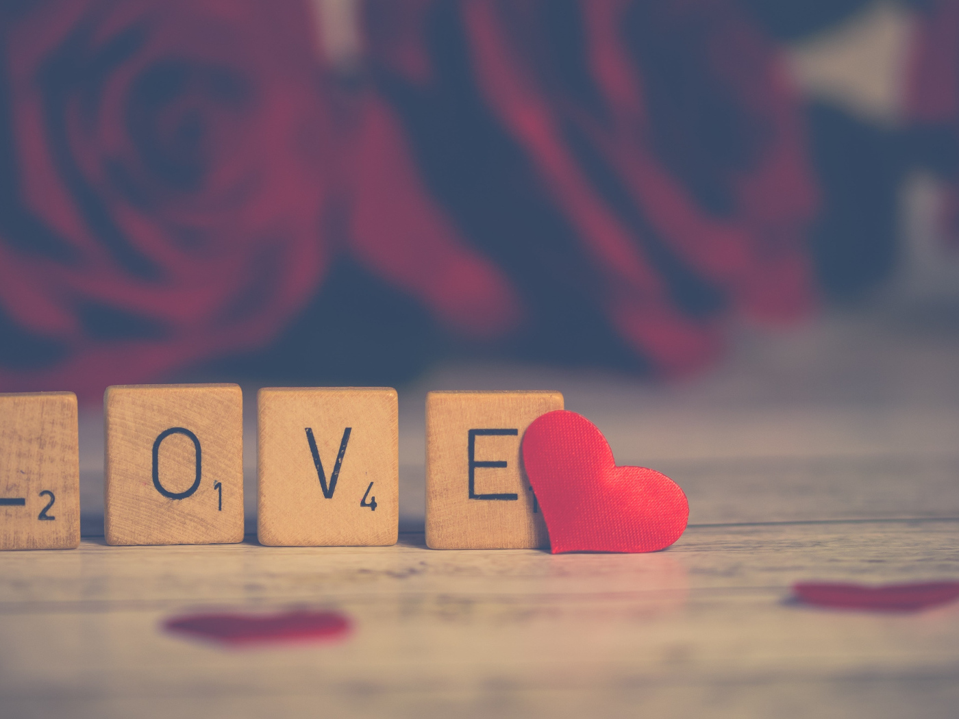 Кубики с надписью любовь и маленьким красным сердцем
