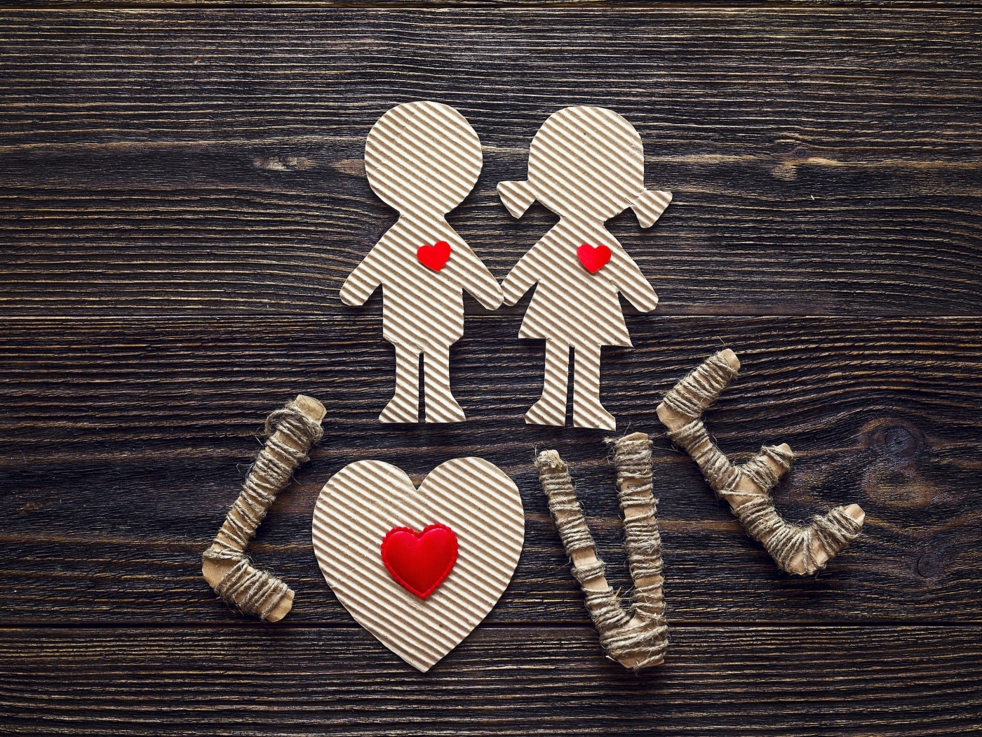 Вырезанные из ткани изображение мальчика и девочки и надписью Love