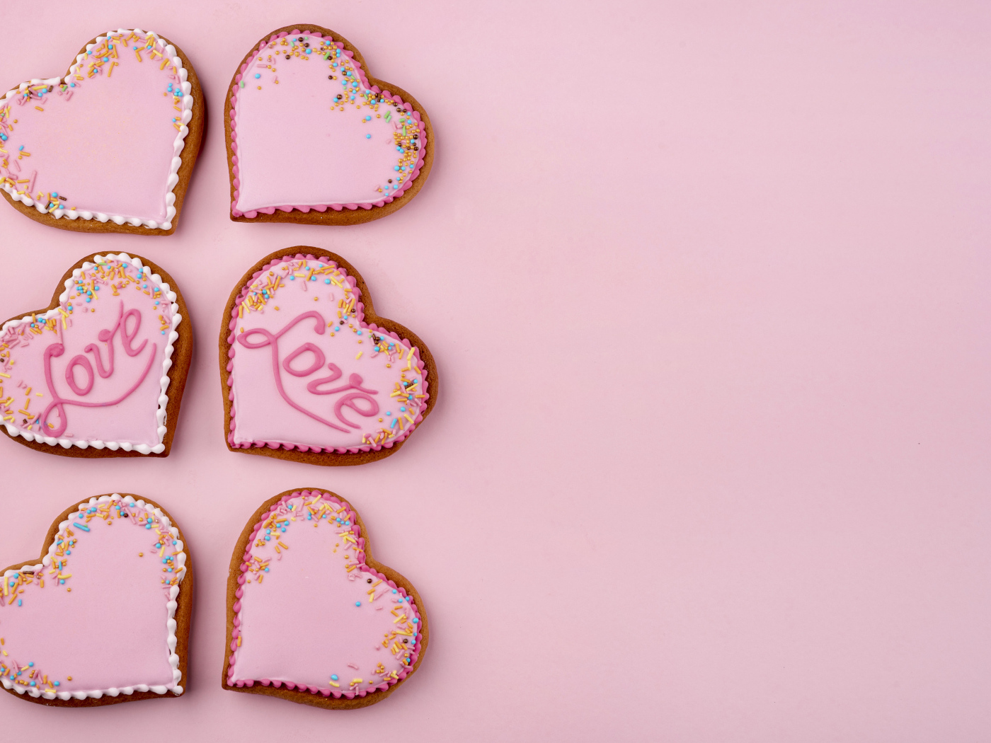Печенье в форме сердца на розовом фоне