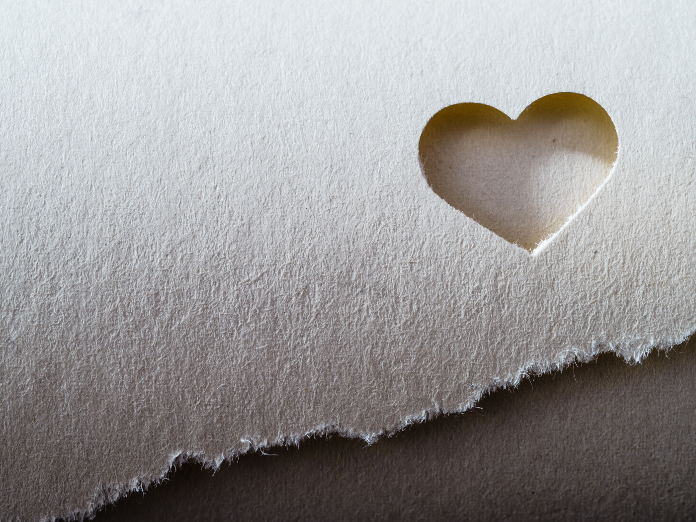 Дырка в бумаге в форме сердца