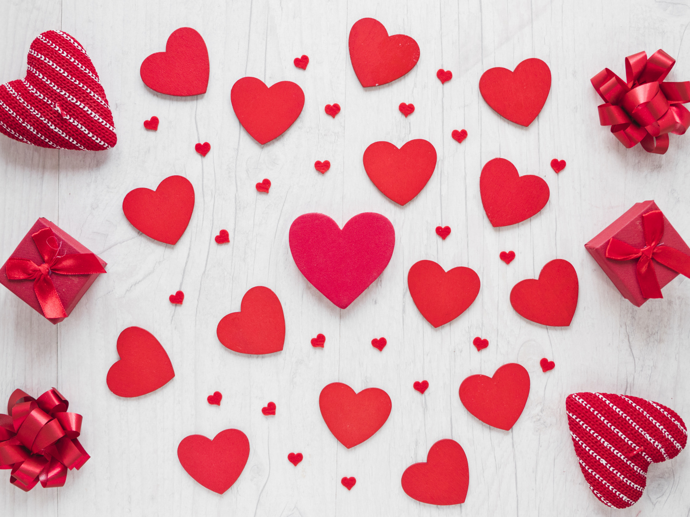 Много красных сердечек с подарками на белом фоне