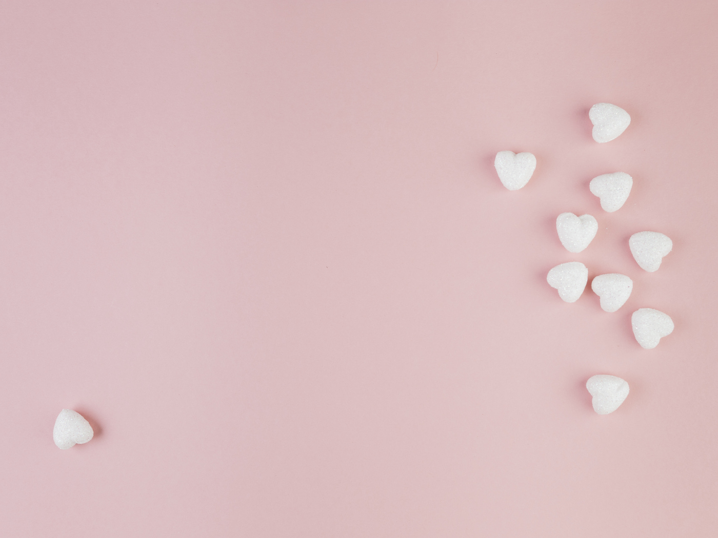 Маленькие белые сердечки на розовом фоне