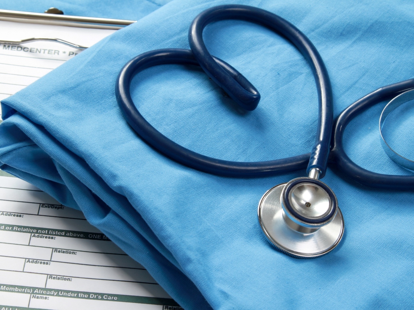 Стетоскоп с медицинским халатом на столе