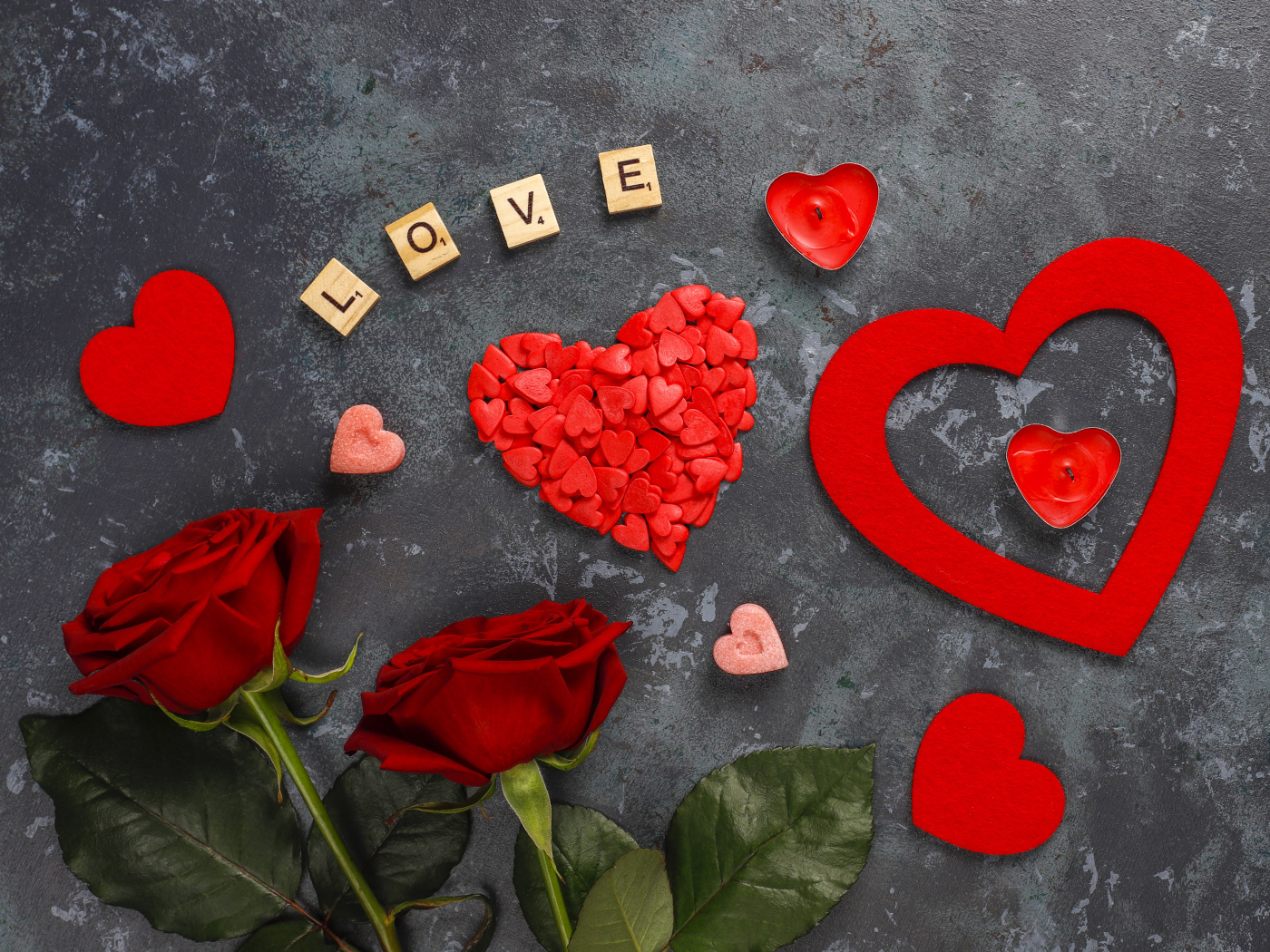 Надпись любовь с розами и сердечками на сером фоне