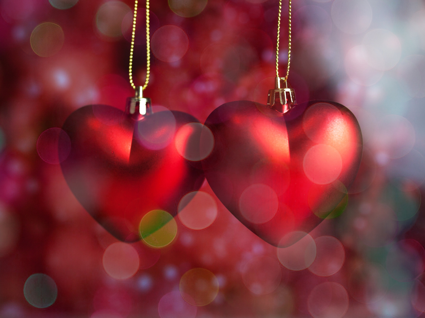Два красных сердца на цепочке