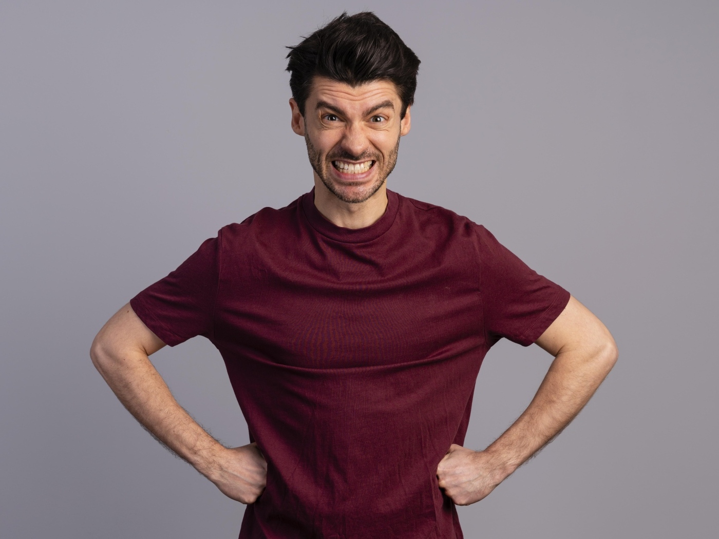 Злой мужчина на сером фоне