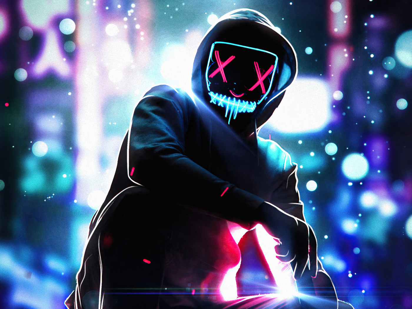 Мужчина в светящейся маске в худи