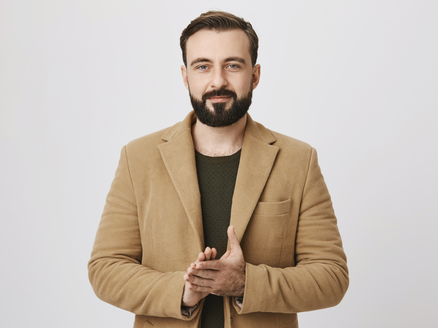 Стильный мужчина в коричневом пиджаке