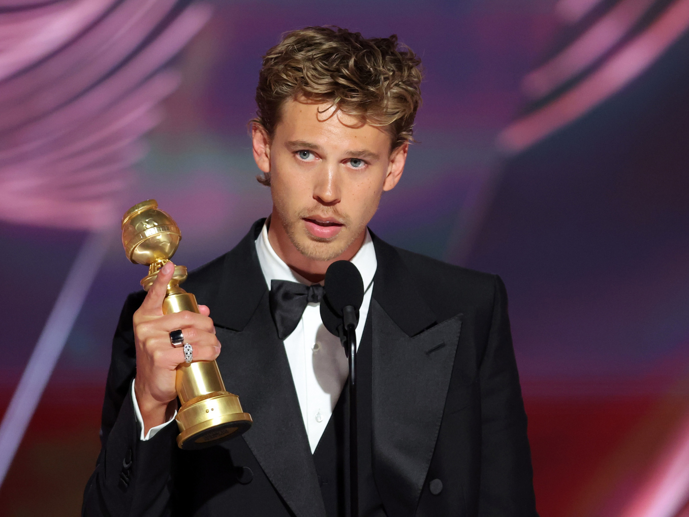 Актер Остин Батлер  с наградой в руке