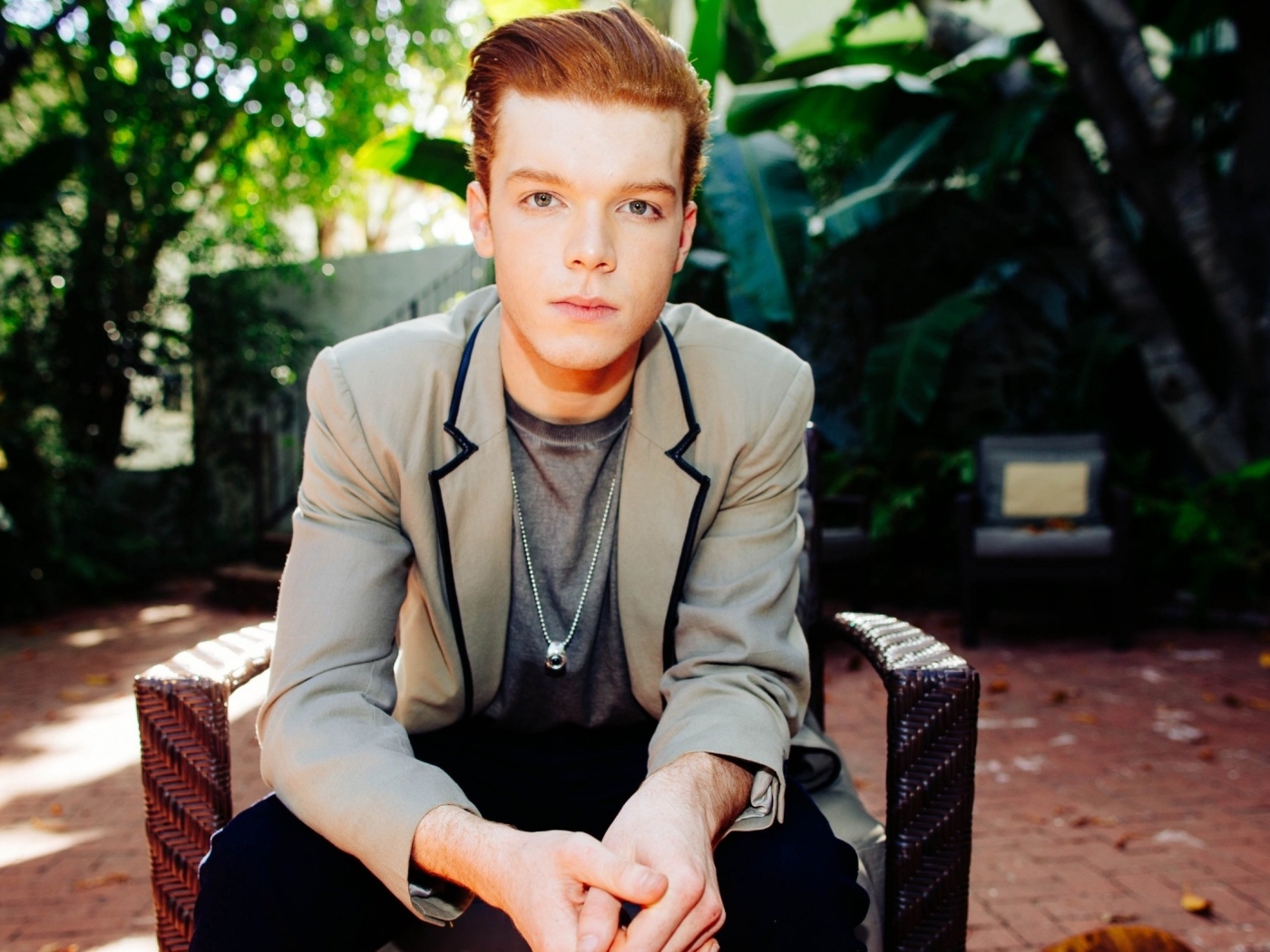 Актер Камерон Монахэн сидит в кресле