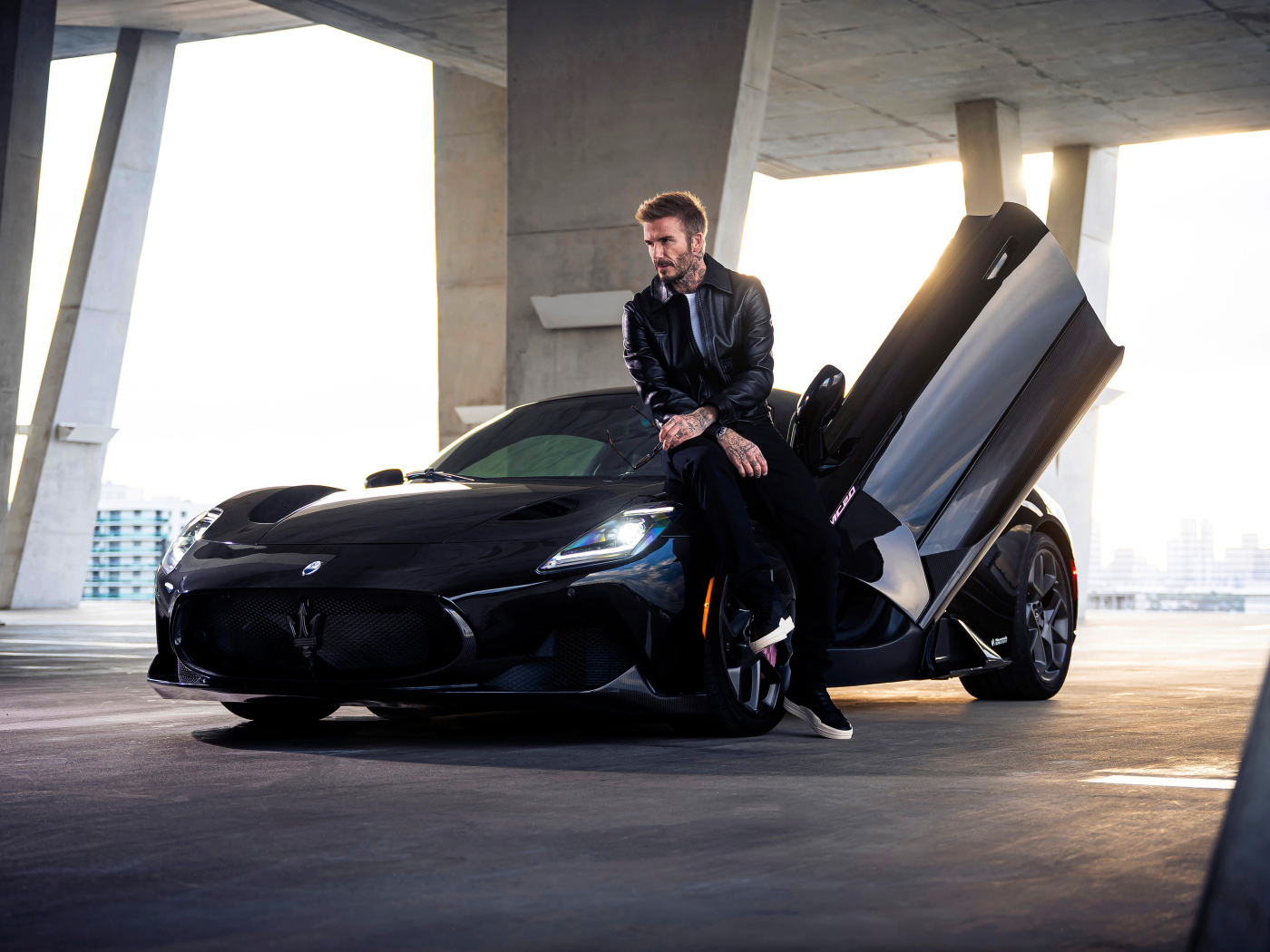 Черный стильный Maserati MC20 Coupé Fuoriserie и футболист Дэвид Бекхэм