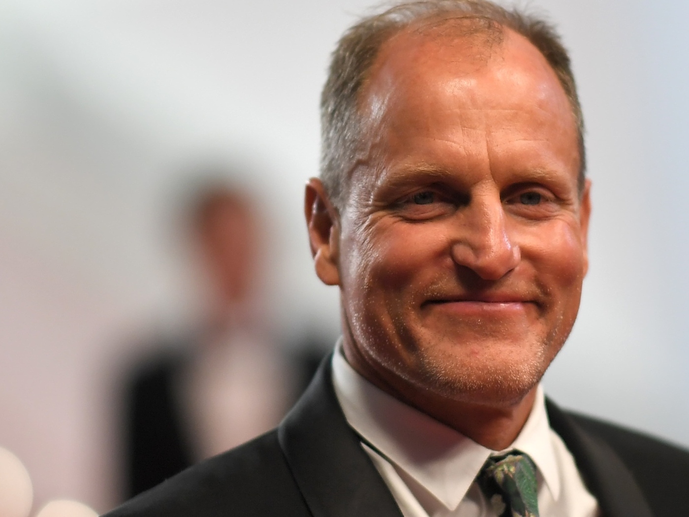 Стильный мужчина актер Вуди Харрельсон