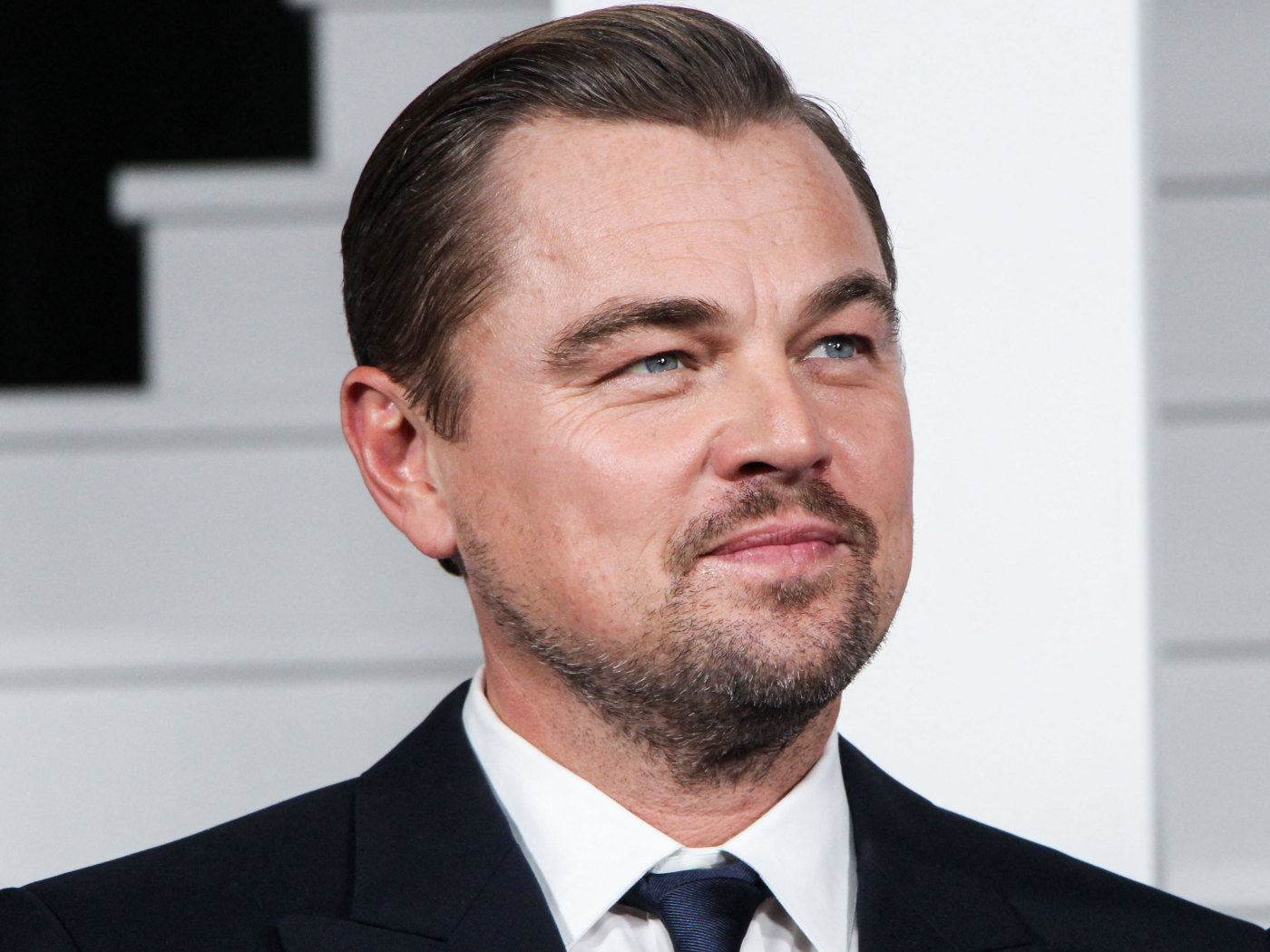 Стильный мужчина актер Леонардо Ди Каприо