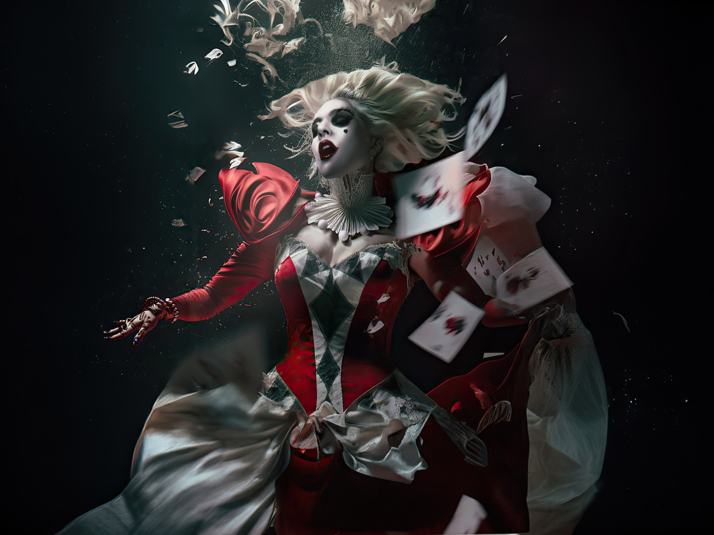 Персонаж Харли Квинн с картами в новом фильме Джокер: Безумие на двоих, 2024
