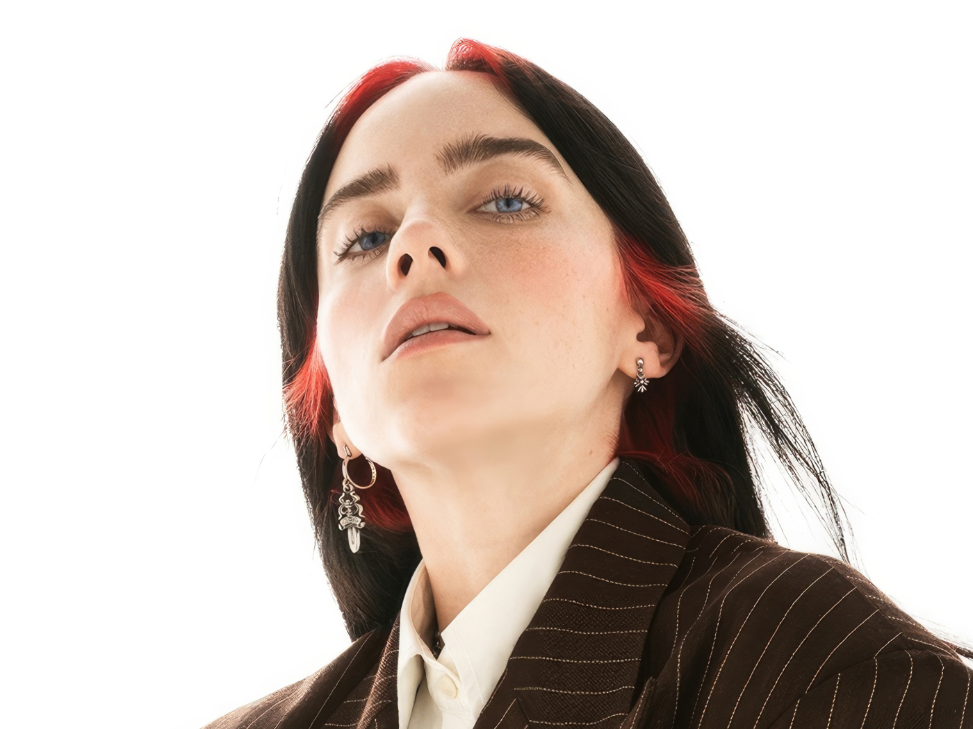 Красивая голубоглазая певица Билли Айлиш на белом фоне