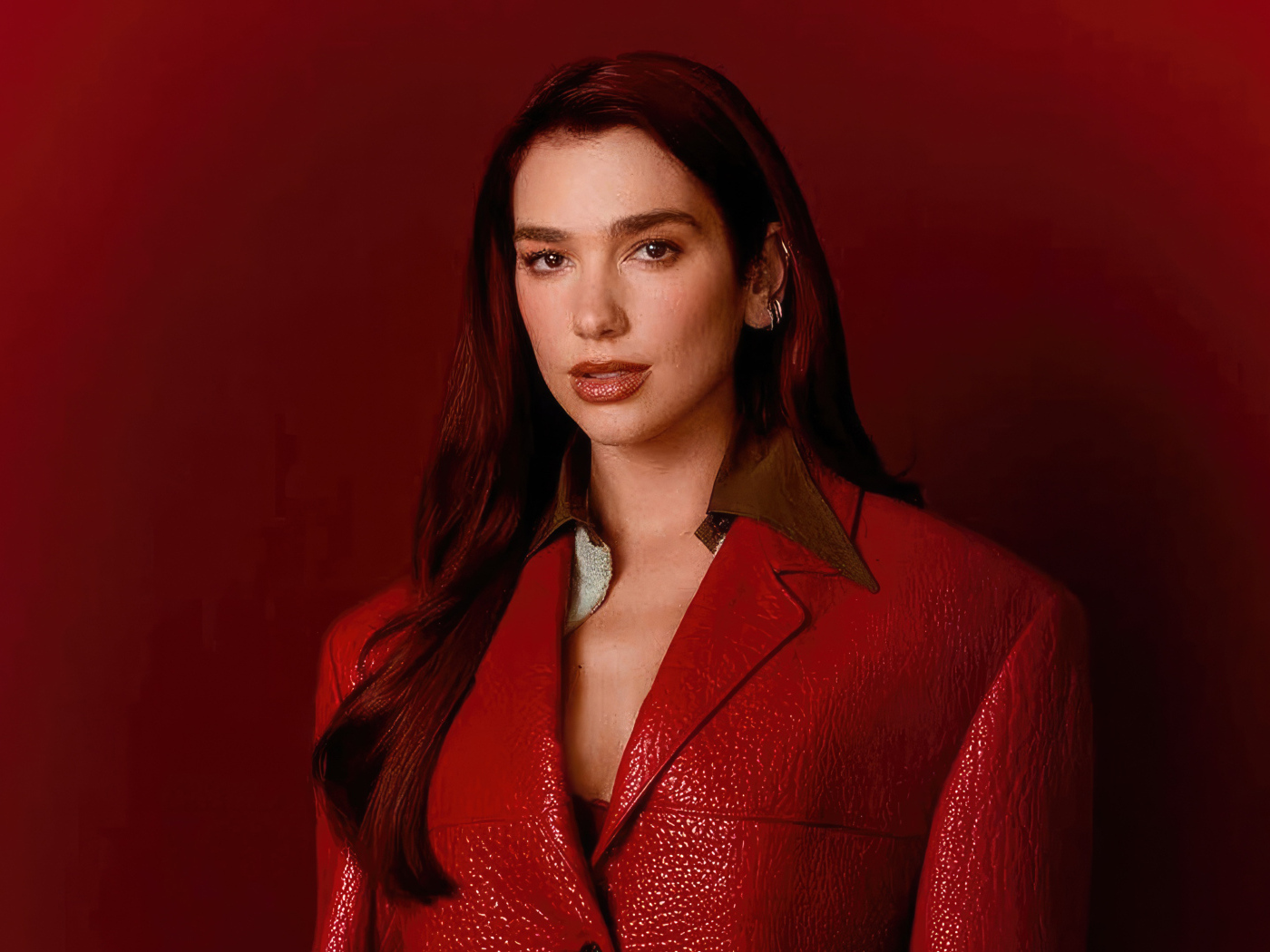 Красивая певица Дуа Липа на красном фоне