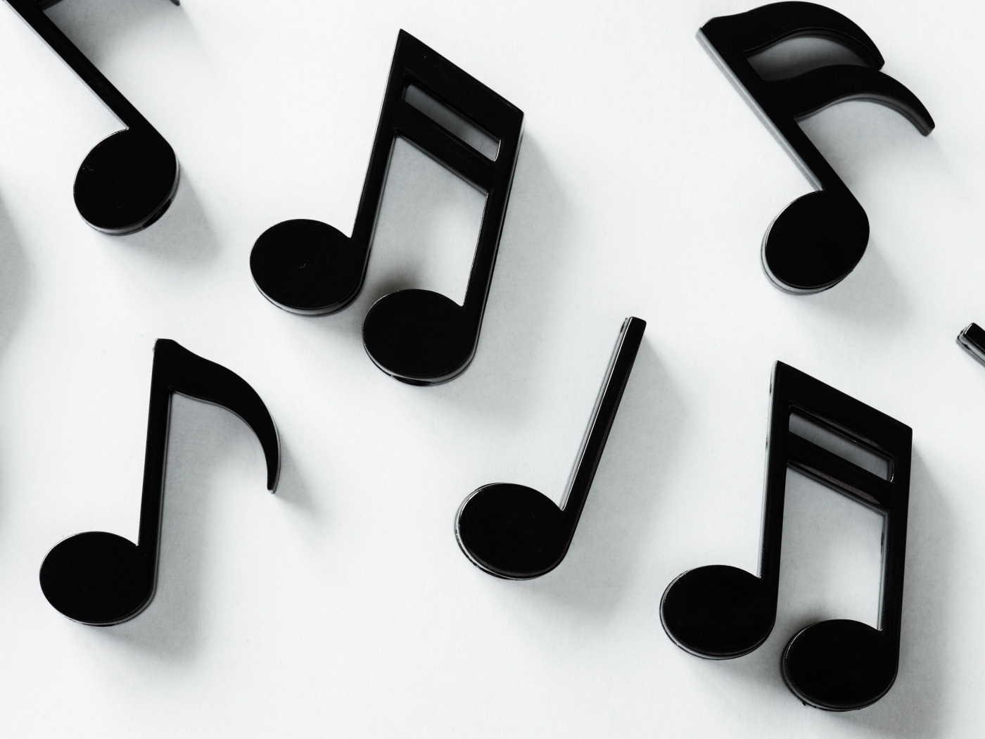 Черные ноты на белом фоне