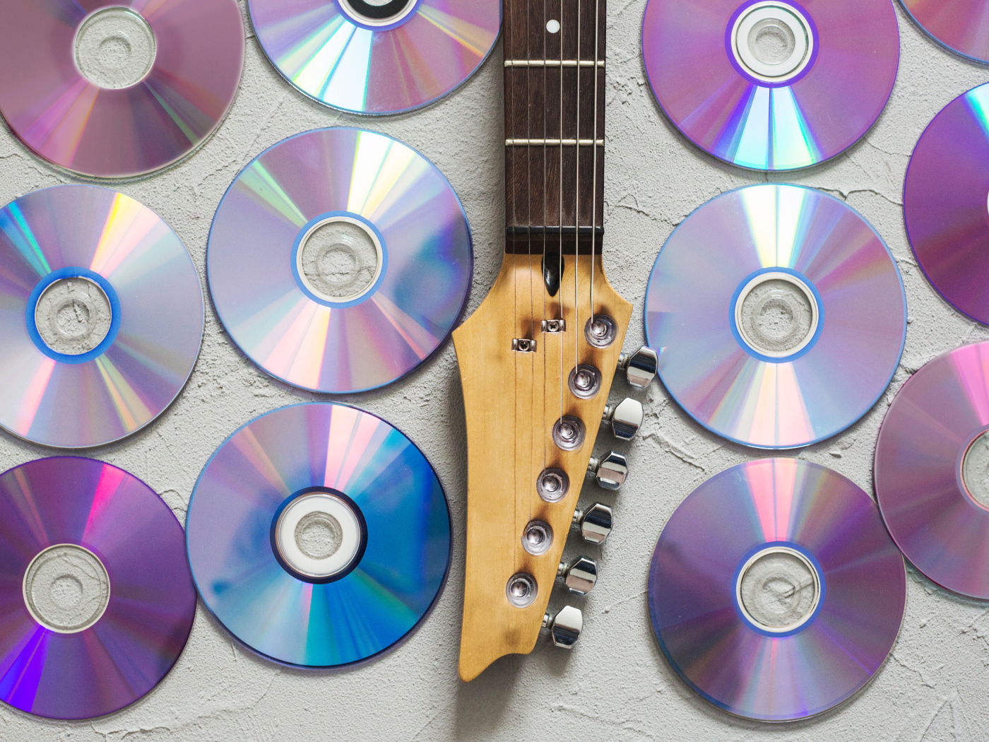 Сд диски  с гитарой на белом фоне