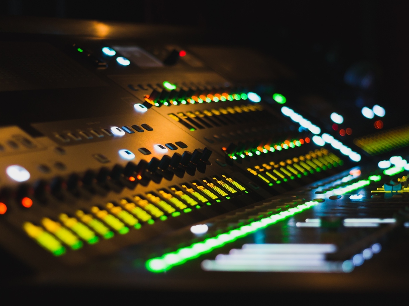 Светящийся микшерный пульт 