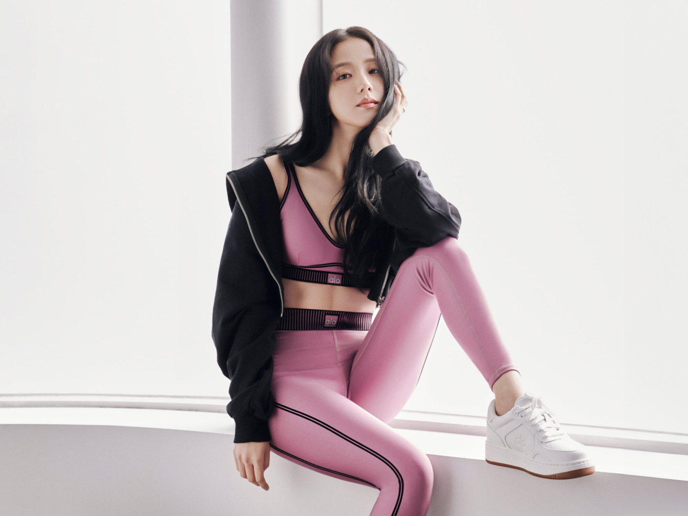 Исполнительница Jisoo Alo Yoga сидит на окне