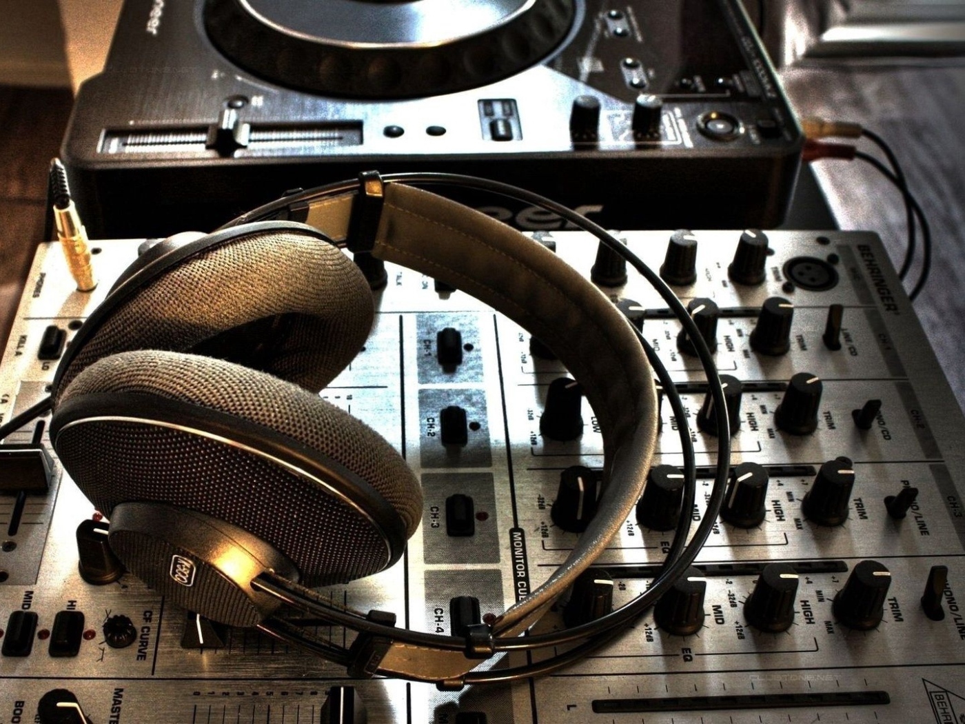 Большие наушники и микшерный пульт в студии
