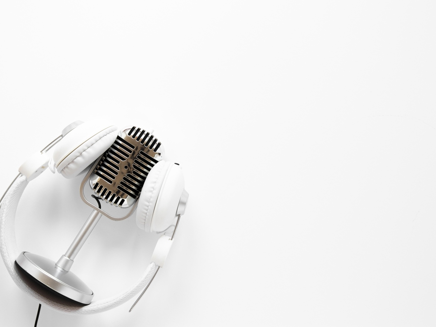 Ретро микрофон с наушниками на белом фоне