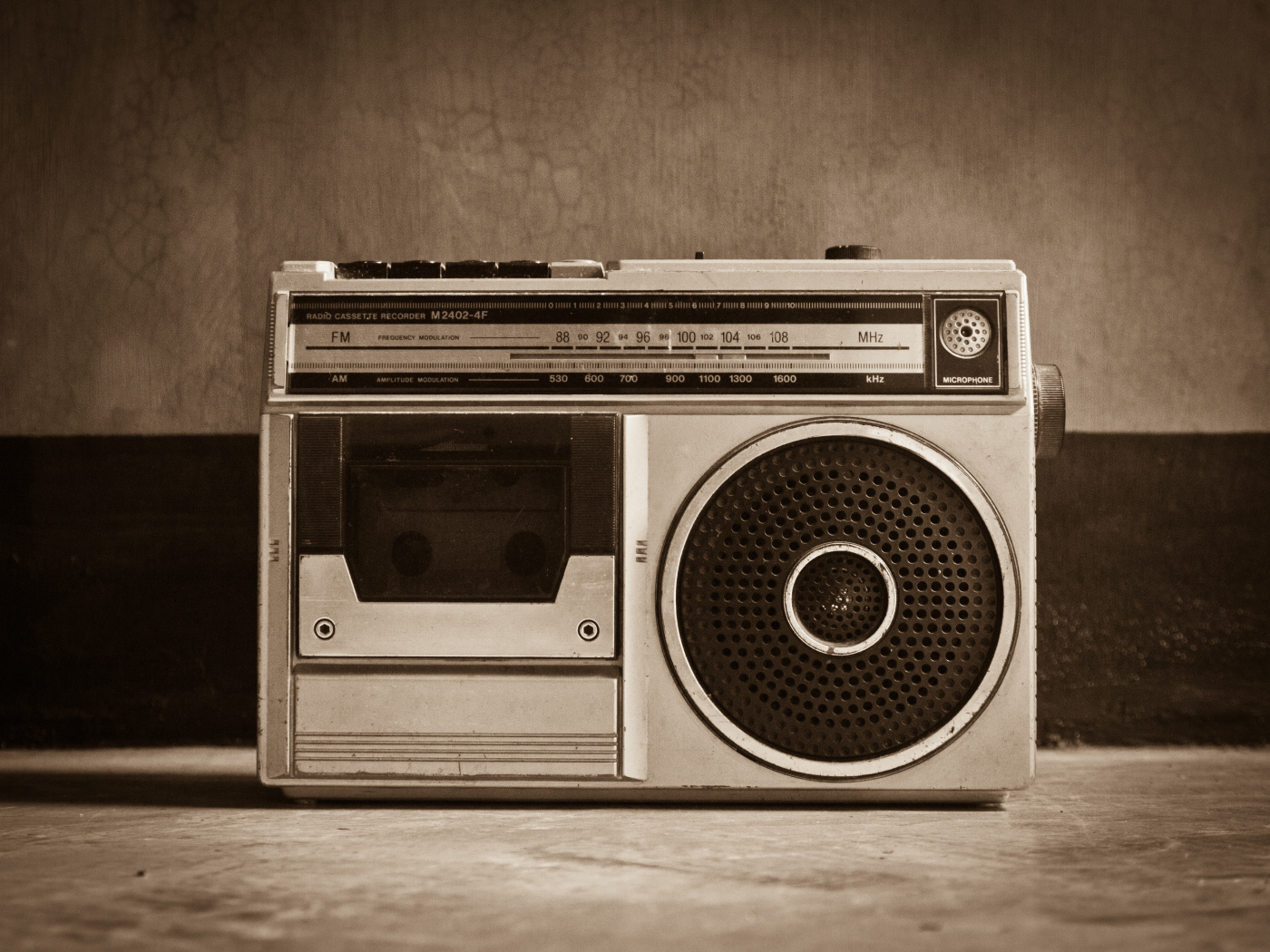 Ретро радио на столе у стены