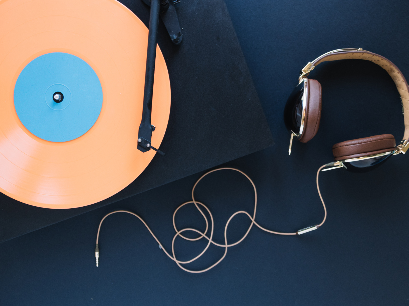 Виниловый проигрыватель с наушниками на столе