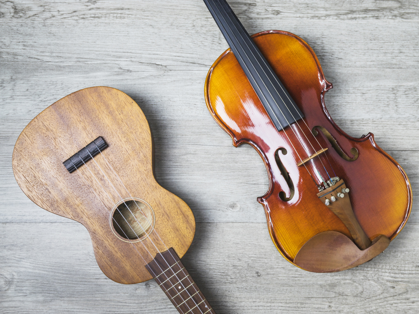 Скрипка и гитара на деревянном столе