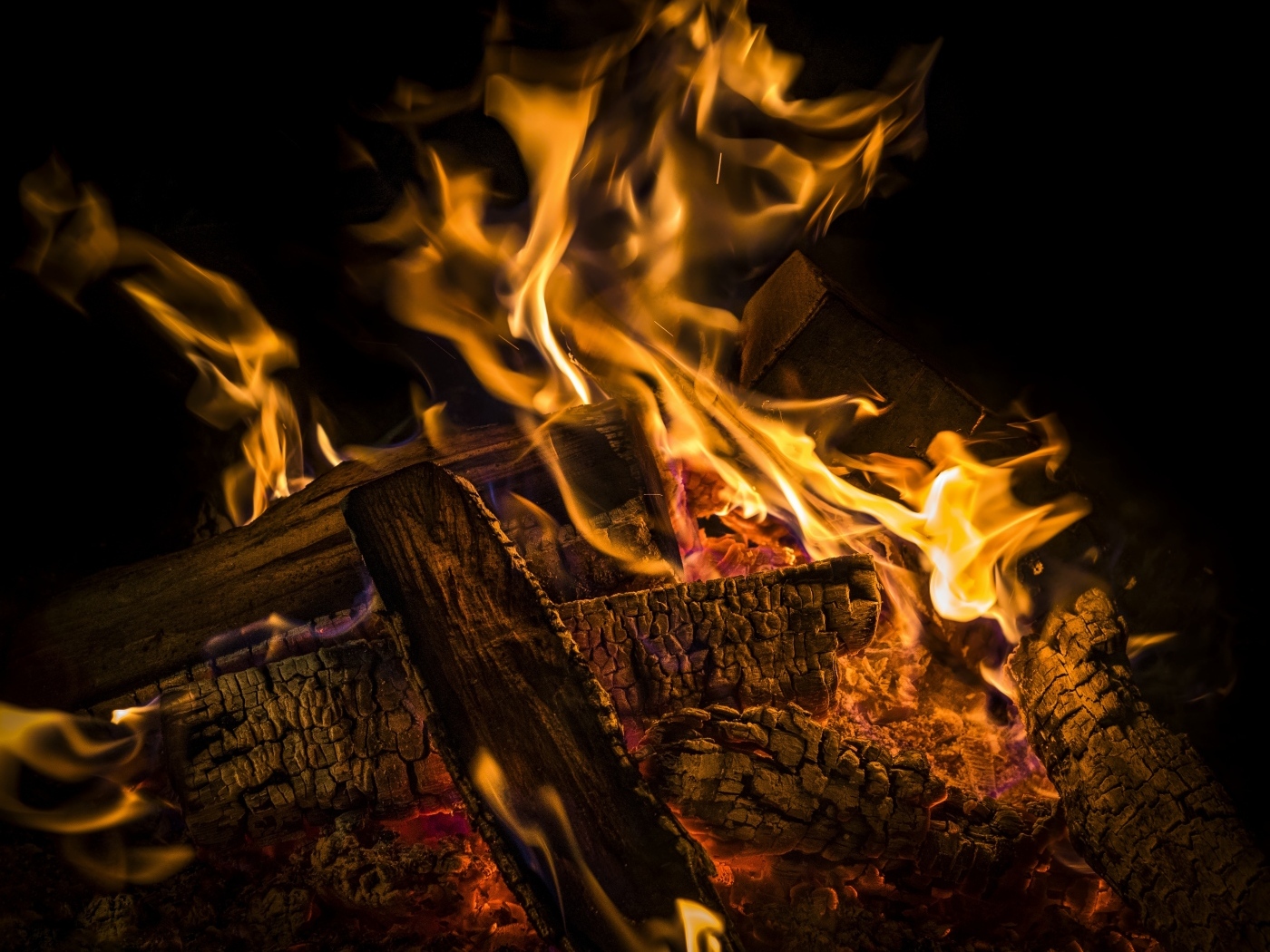 Дрова с огнем к костре ночью