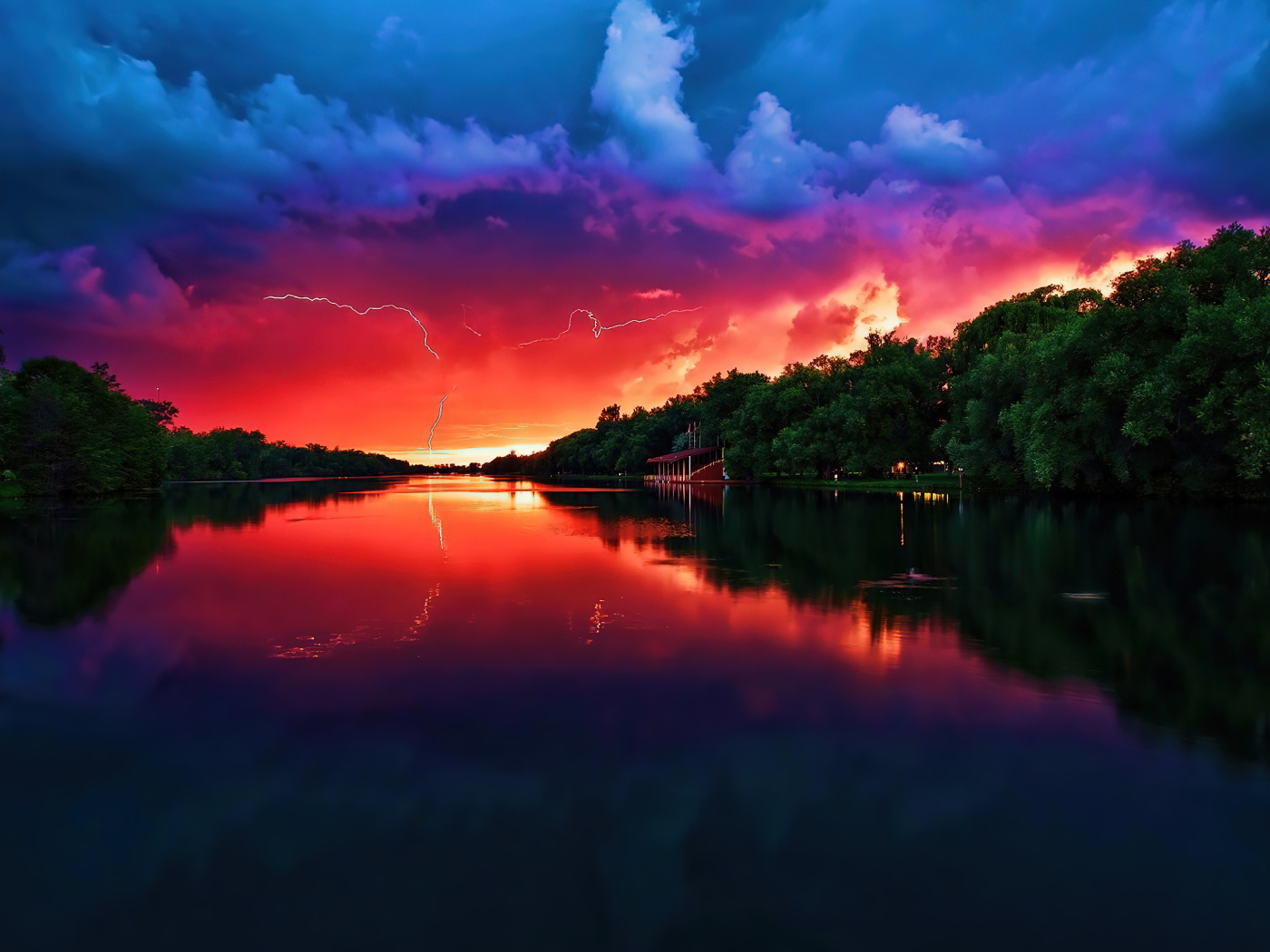 Молния в грозовом небе над рекой