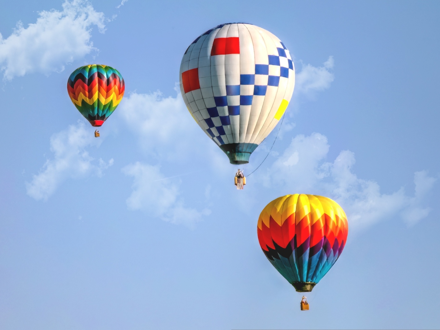 Три воздушных шара в голубом небе