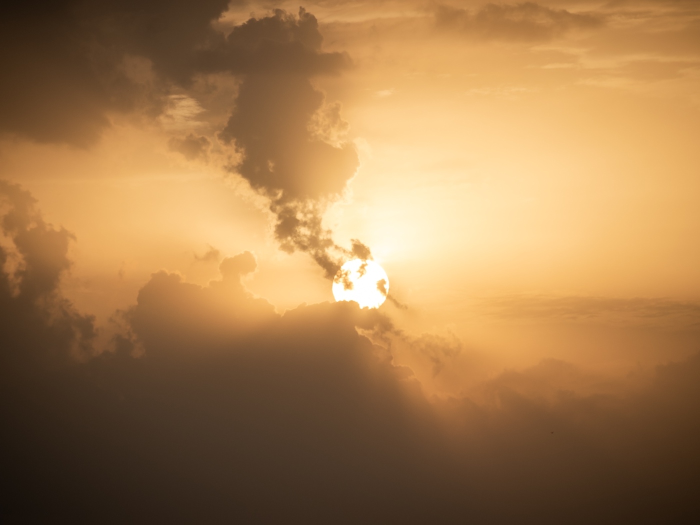 Яркое летнее солнце в облаках в небе